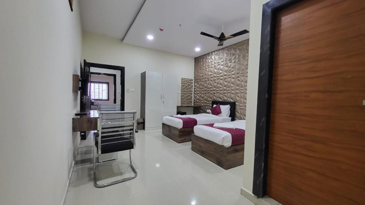 Hotel Vaishnavi Grand Miriālgūda Eksteriør bilde